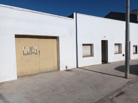 Splendid house located in the heart of the Ebro Delta in Deltebre. The house has access to two streets. With large backyard, roof, solarium and warehouse. Do not hesitate and create your home to your liking in this magnificent place.