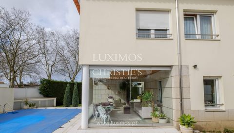 Luxury contemporary villa , with 4 fronts and full sun exposure, excellent finishes and elevator , in a privileged and exclusive location in Vila Nova de Gaia. The property is spread over three floors , with on the first floor a spacious living and d...