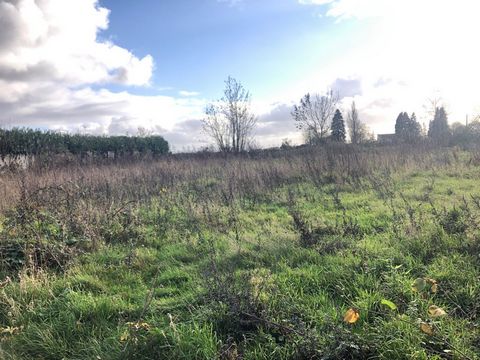 Magnificent enclosed and flat building plot of 970m2 fully serviced in a pretty little quiet village in the countryside, not overlooked which is 12 minutes from Méru and 15 minutes from Beauvais on a frontage of approximately 25ml with gate on the st...
