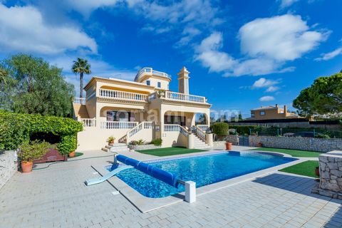 Magnificent detached villa with four bedrooms plus one extra made in Carvoeiro. With a construction area of 536m2, this villa with a traditional style comprises on the ground floor an equipped kitchen offering comfort and functionality, a pantry, lau...