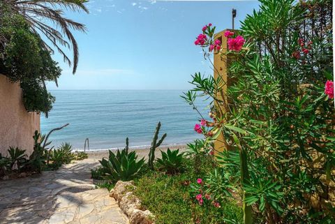 Villa of charm and character located close to the beach. This house of the 70s offers beautiful interior volumes. With a total privacy, this property built on a plot of 1500 m2, will enchant you with its possibilities. Requiring a renovation, and in ...