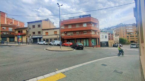 LUXE PROPERTIES presenta questo locale commerciale di 124 m2 costruito a livello della strada a Rubí, Barcellona, con la possibilità di realizzare una casa. Situato al piano terra dell'edificio, costruito nel 1986, in ottime condizioni. Dispone di ar...