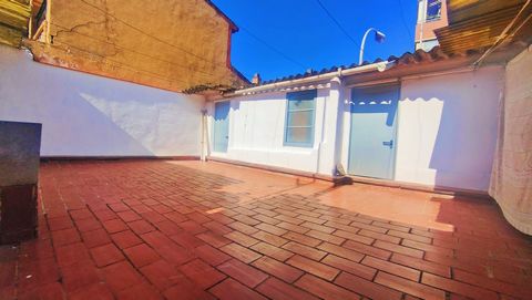 LUXE PROPERTIES presents this beautiful house of 109 m2 with three bedrooms, kitchen, bathroom, living room and a large terrace, in Rubí. Main entrance with easy access, we find living room, bathroom, three spacious bedrooms and all exterior, fully e...