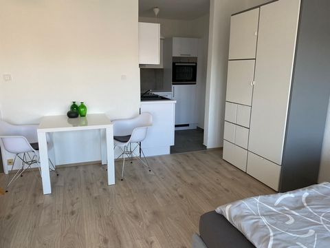 Beautiful bright apartment with winter garden. Fully furnished. Very centrally located. Shopping facilities within walking distance. We would be happy to welcome you!