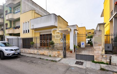 MONTERONI DI LECCE - LECCE - SALENTO In Monteroni di Lecce is for sale a detached house of approx. 200 sqm located entirely on the ground floor with a large outdoor area of about 190 sqm and roof terrace. The living area consists of a large entrance ...