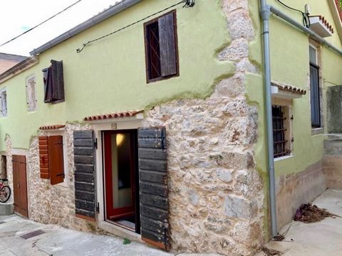 MALI LOŠINJ, WYSPA SUSAK - Kamienny dom szeregowy Sprzedajemy autochtoniczne kamienne domy szeregowe na wyspie Susak w Donji Selo! Dom kamienny składa się z 2 działek katastralnych (nieruchomości), z których jedna jest obecnie domem, a druga podwórze...