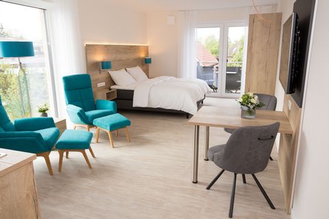 The Premium flat is open-plan and offers a sleeping area with a double box-spring bed, a cosy sitting area with two armchairs, a dining table with two comfortable chairs where you can also work wonderfully, with a view outside. Furthermore, there is ...