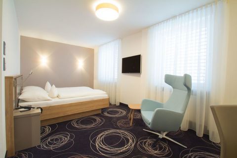The room offers you everything you need. An air conditioning, smart TV, comfortable bed, inviting armchair, desk as well as a spacious bathroom including sustainable cosmetic products. With our location near the Mühlburger Tor, only 700 meters from t...