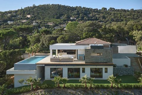 In a confidential, peaceful environment and close to a fine sandy beach, this villa built in 2023 enjoys an unobstructed view of the blue expanse of the sea, bordered by the green hills of the beautiful domains of Cavalaire-sur-Mer. Facing East-South...