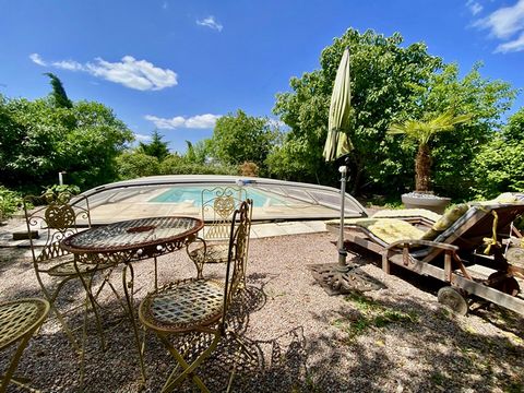 18 minutes from Vézelay and less than 10 minutes from a TER Bourgogne station, in a quiet hamlet. Charming property built partly on its beautiful vaulted cellar. The ground floor comprises an entrance hall, a living room equipped with an open firepla...