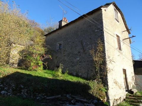 Located in a hamlet on the way to Santiago de Compostela Traditional house to renovate internally with 2 small outbuildings including a bread oven. - Road level: semi-underground cellar of approx. 30 m² - Residential floor: living room/kitchen (woode...