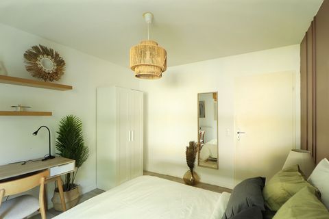 Welcome to Bègles, at the gates of Bordeaux! We are pleased to present to you this comfortable 10m² room, located in an 86m² coliving apartment. Decorated in soft tones of white and taupe, it features two distinct spaces, carefully arranged: a sleepi...