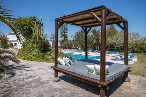 Beautiful and nice villa with private pool in Javea, Costa Blanca, Spain for 6 persons. The house is situated in a residential beach area, close to restaurants and bars and supermarkets, at 1 km from El Arenal, Javea beach and at 1 km from Mediterran...