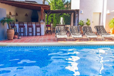 Villa grande y confortable con piscina climatizada en Moraira, Costa Blanca, España para 8 personas. La casa está situada en una zona residencial de playa, cerca de restaurantes, bares y supermercados, a 500 m de la playa de Cala Andrago y a 0,5 km d...