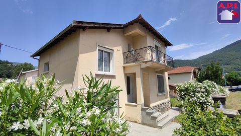 EXCLUSIVE! Very well located in Tarascon-sur-Ariege close to shops, schools and the town center on flat and fenced land. Large detached house of traditional construction, bright and functional. It has a dining room with a recent open kitchen, a livin...