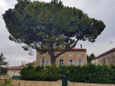 POTENTIAL FOR LARGE FAMILY HOME, RENTALS AND/OR SMALL BUSINESS At the centre of a village located North of Lectoure, facing the local church, 19th century house on 3 floors with large spaces still to be converted. Access from the private side lane th...