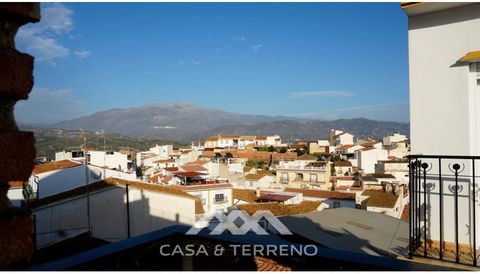 Beautiful 4-bedroom townhouse in Benamocarra. This wonderful house is made up of 4 floors and has great natural lighting. As you enter the property you can access a very spacious and fully equipped kitchen. The living-/ and dining room has a chimney ...