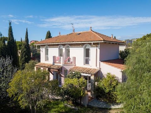 This charming property dating from the beginning of the 20th century has an ideal location. Indeed, it benefits from all the amenities in the immediate vicinity. Built on a plot of 1005 m2, the house totals 242 m2 on three levels. On the garden level...