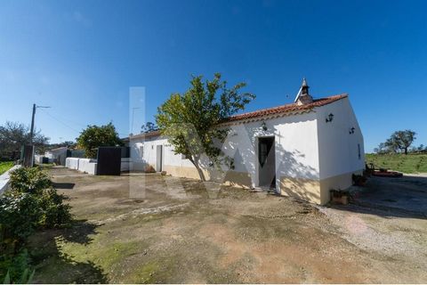 If you are looking for tranquility and peace in the interior of the Algarve mountains, this is the ideal house to make your dreams come true T-3 townhouse, semi-detached comprising a distribution corridor for 3 bedrooms, bathroom, living room, dining...