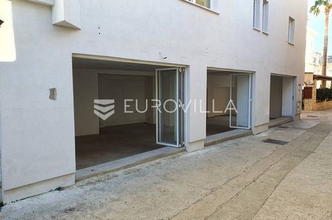 Two office spaces of 39m2 and 49m2 available for long-term rent in the very center of Novalja, extremely frequent location, close to all important amenities, 50m from the port. The possibility of renting both business premises. The area of 39m2 is 13...
