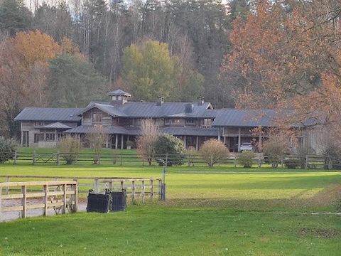 EXCEPTIONAL ! Close to Fontainebleau, we offer you a high-level horse training center and its residence of approximately 500 m² + appartments (200m²), all on an estate of almost 10 hectares. The high-level horse training center: - An indoor stable of...
