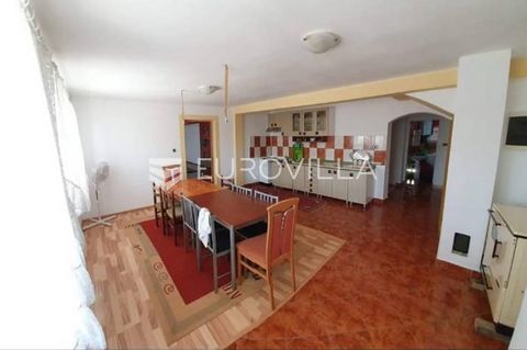 Istra, Galižana, a house is available for accommodation of group of workers. The house is located in Galižana, 2 kilometers from the town center. The house consists of 2 floors. On the ground floor, there is a spacious dining area with a kitchen, a l...