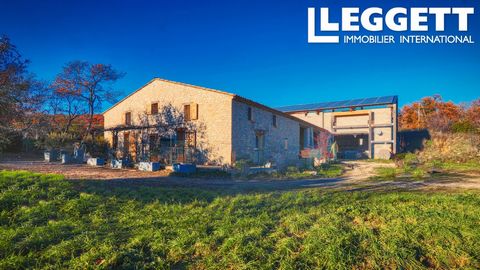 A26113EKO84 - Beautiful south-facing property for nature lovers who like a calm setting. Perched on the heights of the Luberon, this renovated sheepfold (1995) offers breathtaking views of the surroundings, comprised of forests and agricultural meado...