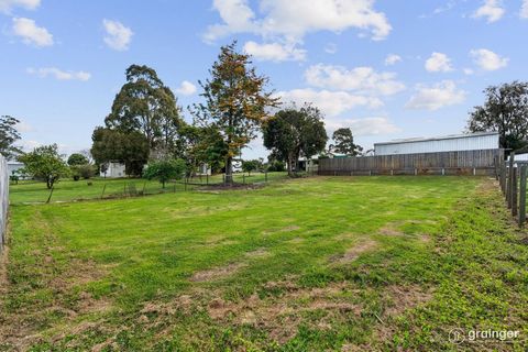 Your chance to create your own piece of paradise in the heat of Tooradin, situated on 967m2 approx. So much potential to build your ultimate dream home only 15 minutes from Cranbourne and walking distance to all Tooradin services and features includi...