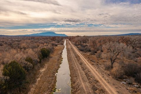 Pena Blanca is a small village nestled along the Rio Grande valley between Santa Fe and Albuquerque, NM. This area is mainly farmland filled with native grasses, cottonwoods, elms, orchards, and amazing views of the surrounding Jemez, Sandia, and Ort...