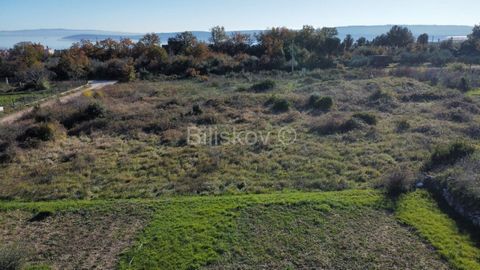 Kaštel Novi, Rudine, building plot of 1.563 m2 for the construction of residential buildings. A flat building plot, regular, rectangular in shape, located in a quiet environment above the main road in Kaštel Novi. A shop, school, bus stop and other e...