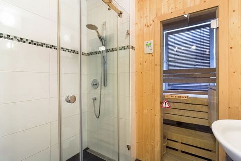 Dit sfeervolle appartement ligt in Leogang in Oostenrijk. Er zijn 2 slaapkamers en in de woonkamer staat een slaapbank. In totaal kunnen er 7 personen overnachten, ideaal dus voor een vakantie met vrienden of familie. De badkamer beschikt over een sa...