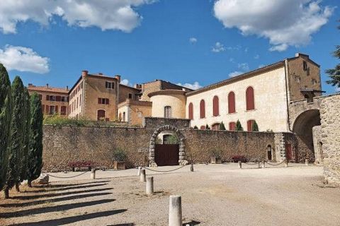 Proche Côte d-Azur et Aix-en-Provence, en position dominante, château à l’histoire prestigieuse, soigneusement restauré, bénéficiant d’un parc de seize hectares avec piscine, carrière pour chevaux et héliport (15 mn pour St-Tropez et 20 mn pour Monac...