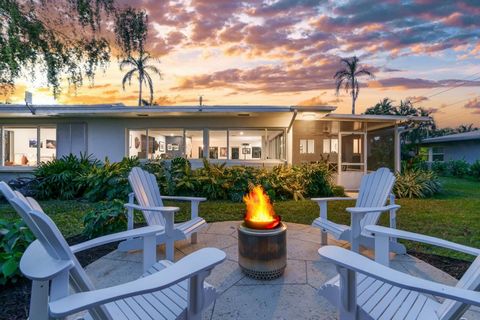 Villa #76 at the Palm Yacht and Beach Club Co-Op is simply stunning and comes furnished! As one of the most beautiful and completely remodeled homes in this quiet community, it has BOTH Intracoastal access from within the gated community and 100' pri...