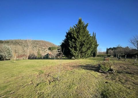 EXCLUSIVE 2,500 m² building plot in Luzech. Situated in a calm area with open views. Walking distance to the village. Schools are less than 10 minutes walk. Access to the A20 motorway is 19 km away. Including fees of 5.33% to be paid by of the purcha...