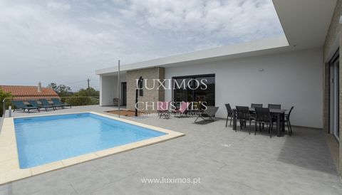 Neu gebaute Luxus-Villa mit einer ausgezeichneten Lage auf dem Lande , zum Verkauf in Paderne, Algarve. Zeitgenössischen Stil , mit hochwertigen Oberflächen und voller natürlichem Licht , ist diese Villa über eine einzige Etage verteilt , diese Villa...