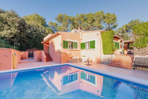 Detached 3 bedroom villa on a double sized plot with pool and garden in Son Toni This cosy house in Son Toni is up for sale and has a lot to offer. It's in a nice spot on a quiet street, and you can easily reach shops, golf, and the beach in just 10-...