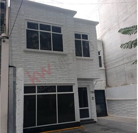 House with location near metro Polanco, completely adapted for offices, has warehouse and internal parking, management area, operational areas, bathrooms for men and women, meeting rooms, file area, dining room, reception, parking for customers, netw...