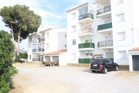 On the ground floor apartment totally renovated, consisting of two bedrooms, shower room - toilet, spacious living room, equipped kitchen open to the dining room, laundry room. Air-co-glazed heating. Sold furnished. Parking space. Optional closed gar...