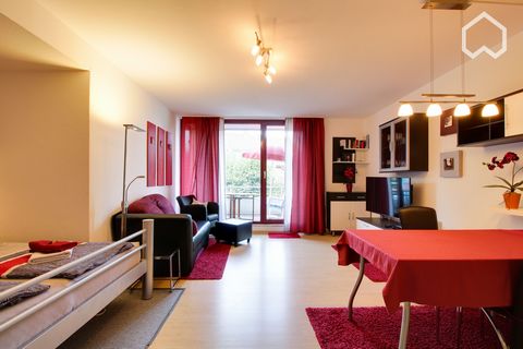 Diese nette 1-Zimmer Wohnung hat 35qm und einen 9qm großen Balkon mit Südausrichtung. Die Wohnung befindet sich im Parterre, sodass man keine Treppen steigen muss und dennoch einen erhöhten Balkon und eine schöne Aussicht genießen kann. Die Einrichtu...