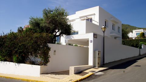 This office building in Mojacar Playa has everything to become a luxury villa. The building has a contemporary architecture and is just 100 meters from the beach. It is located in the middle of a quiet residential area. The house was built in 2006 on...