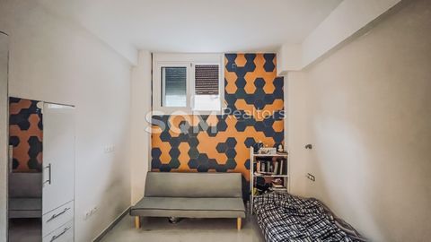 Pagrati, Center, a studio/studio is available for sale, with a total area of 27 sqm, in the semi-basement of an apartment building with an elevator built in the late 1970s. The studio was radically renovated at the end of 2023 and is bright with a wi...