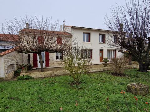 Dpt Charente Maritime (17), à vendre TONNAY CHARENTE proche - 152 m² habitables - garage - jardin - dépendance