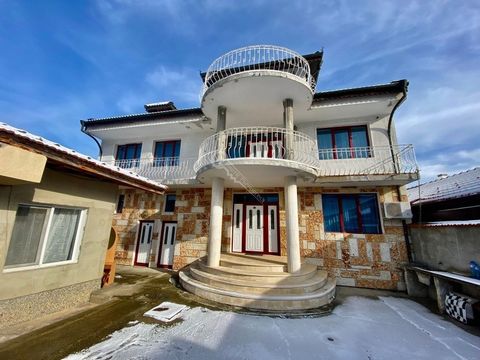 REDUCED PRICE! Imoti Tarnovgrad offers you a furnished solid house, monolithic construction with a large yard and garages in the town of Veliko Tarnovo. Lyaskovets. The house was completed in 2004. with a built-up area of 500 sq. m. The distribution ...