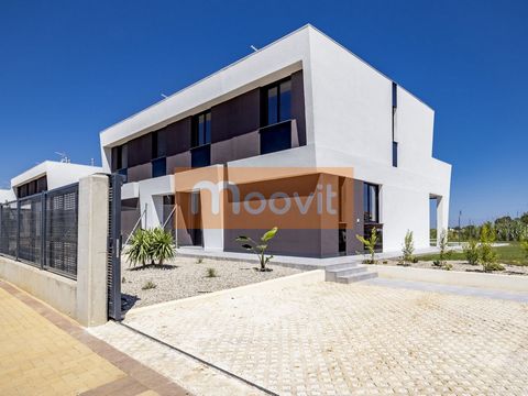 This villa of 160 m2, has three bedrooms, two bathrooms and a toilet, a spacious living room with built-in kitchen and direct access to the terrace and garden. With swimming pool! A private space to live and enjoy with your family. To the unique and ...