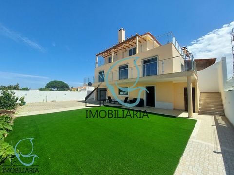 Fantastic 5 Bedroom Villa in Vila Nova de Santo André Excellent villa located a few minutes from the beach. With a current construction, with excellent construction, facing south With an unobstructed view and lots of light. The villa consists of 3 fl...