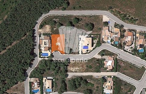 Plot for construction located in Quinta da Fortaleza, a short distance from the beaches of Cabanas Velhas and Salema. Inserted in a subdivision in vast development currently, this lot allows the construction of a detached villa with 220 m2. Quiet res...