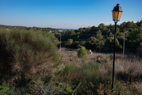 Plot for construction located in Quinta da Fortaleza, a short distance from the beaches of Cabanas Velhas and Salema. Inserted in a subdivision in vast development currently, this lot allows the construction of a detached villa with 220 m2. Quiet res...
