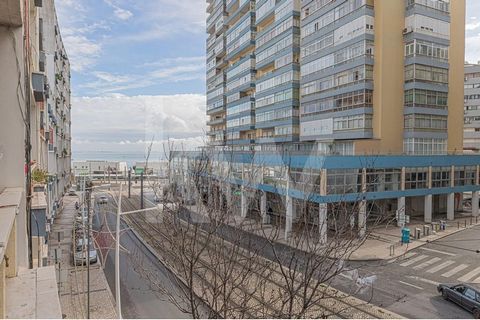 This building is located at Avenida 25 de Abril in Almada, just 500 m from the Cacilhas pier. The roof and water column were refurbished in 2008. It's a freehold building with a total usable area of 704 m², comprising 10 units, all of which are resid...