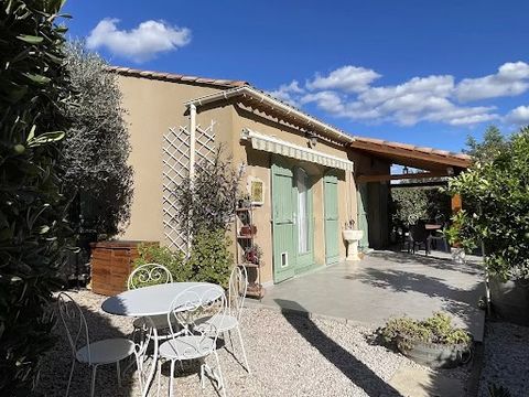 Ideally located in a secure residence, in co-ownership with swimming pool, tennis and petanque court, this nicely renovated villa will bring you the comfort necessary for a pleasant village life in Mouriès, not far from the shops! Facing south, its l...