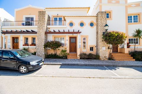 Cette maison de ville de 3 chambres, actuellement en cours de rénovation, est située à Quinta da Encosta Velha, à proximité de toutes les commodités de Budens et à seulement 5 minutes en voiture de la magnifique plage de Salema Réparti sur deux nivea...